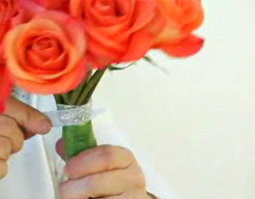 Hướng dẫn cách bó hoa tròn cầm tay cô dâu